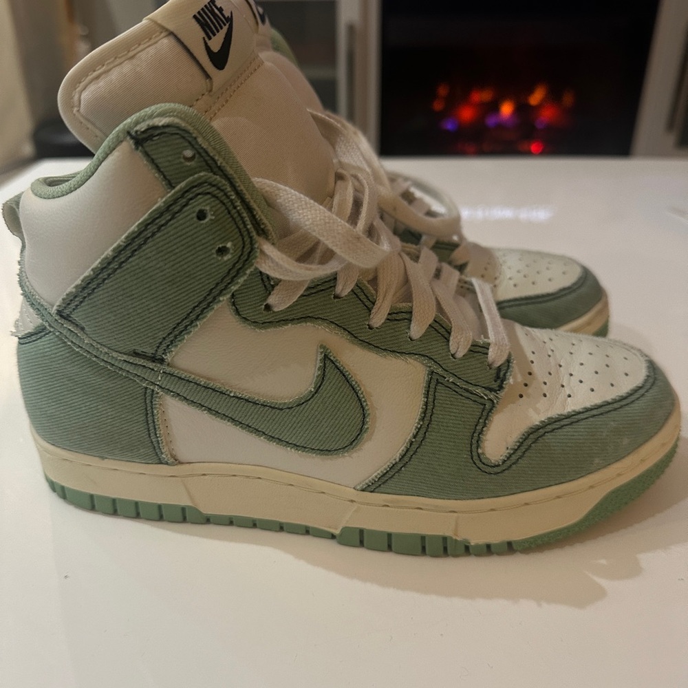 Nike Dunk High 1985 shoes In green or blue